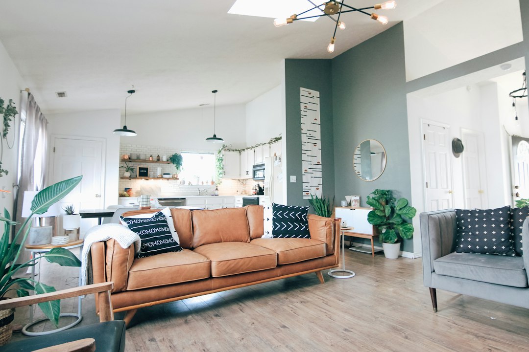 A tidy and organized living room with minimal furniture and decorative items, showcasing a clean and spacious environment.